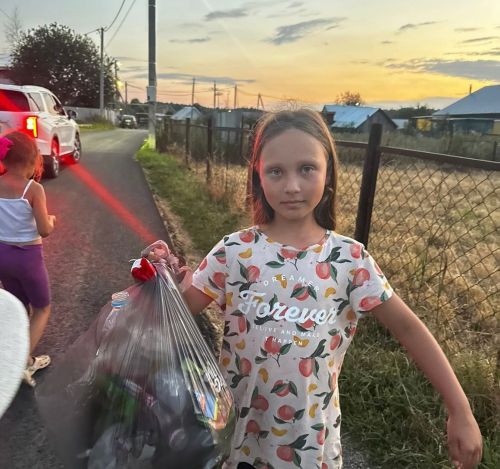 Юные добровольцы Ижёвки убрали от мусора детскую площадку