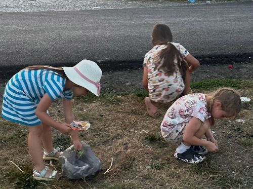 Юные добровольцы Ижёвки убрали от мусора детскую площадку