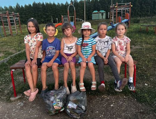 Юные добровольцы Ижёвки убрали от мусора детскую площадку