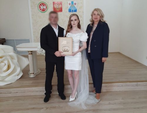 В Менделеевском районе торжественно зарегистрировали брак участника СВО Ильи и его супруги
