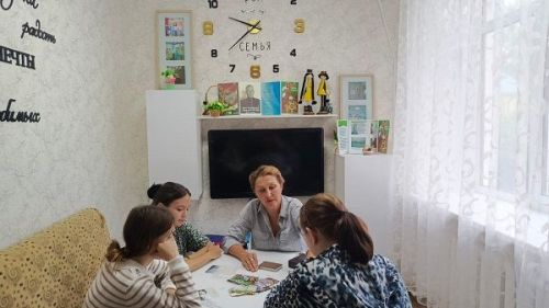 В приюте «Камские зори» Менделеевска прошло занятие с метафорическими картами