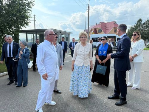 Делегация во главе с депутатом Госдумы РФ Ларионовой Татьяной Петровной посетили и осмотрели пищеблок в Менделеевской ЦРБ после капремонта