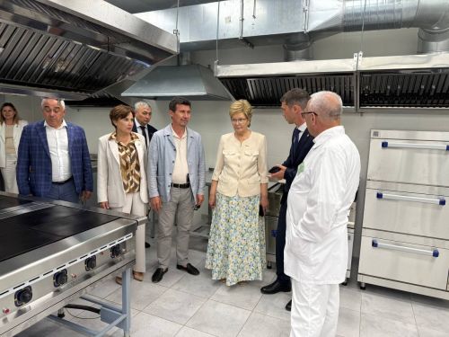 Делегация во главе с депутатом Госдумы РФ Ларионовой Татьяной Петровной посетили и осмотрели пищеблок в Менделеевской ЦРБ после капремонта