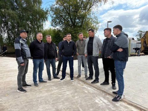 В Менделеевске провели выездное совещание по контролю качества капитального ремонта объектов