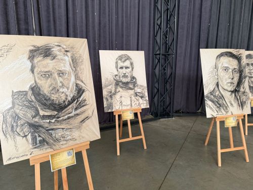 В арт-пространстве «Атмосфера» открылась выставка портретов героев СВО и волонтёров