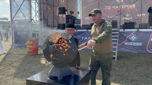 Огонь Гонки в Менделеевске зажгли два героя