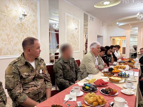 Вопросы поддержки участников СВО обсудили в администрации Менделеевска в праздничный день