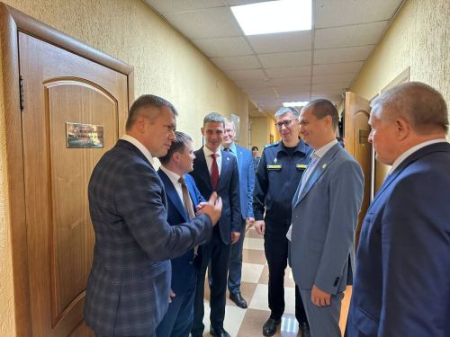 Высокопоставленные чиновники осмотрели работу Менделеевского районного суда