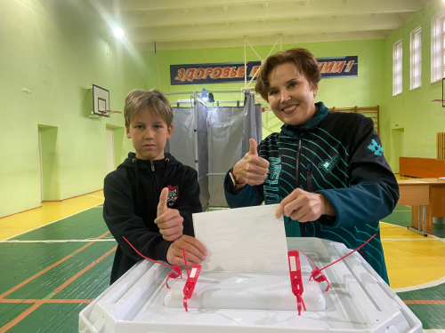 Заместитель главы Менделеевского района Лейсан Галеева побывала на избирательном участке