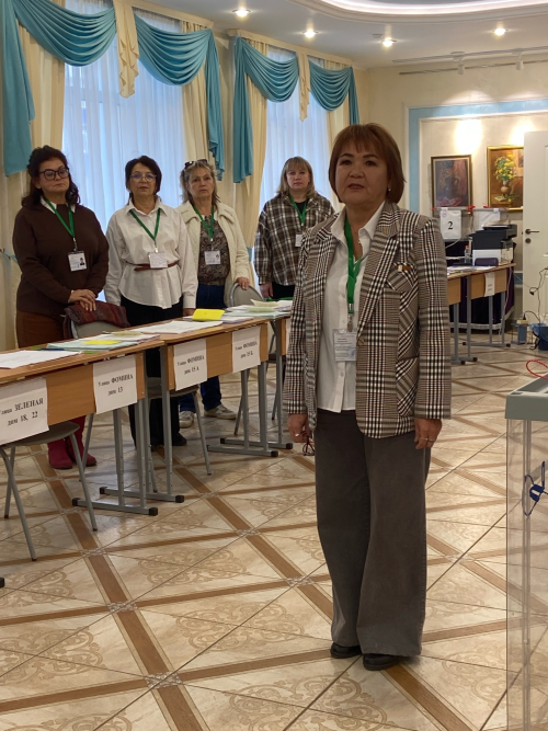В одном из избирательных участков Менделеевска голосование началось с живого исполнения гимнов