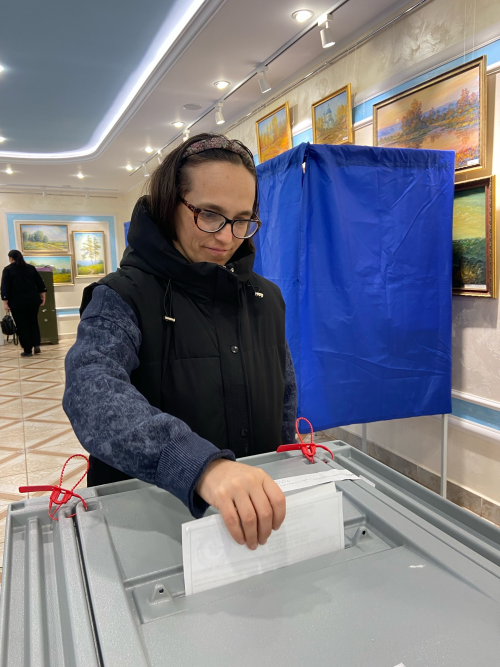 В одном из избирательных участков Менделеевска голосование началось с живого исполнения гимнов