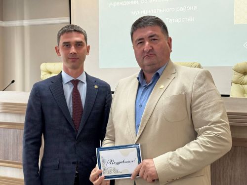 Совещание в Менделеевском районе началось с поздравлений и награждений