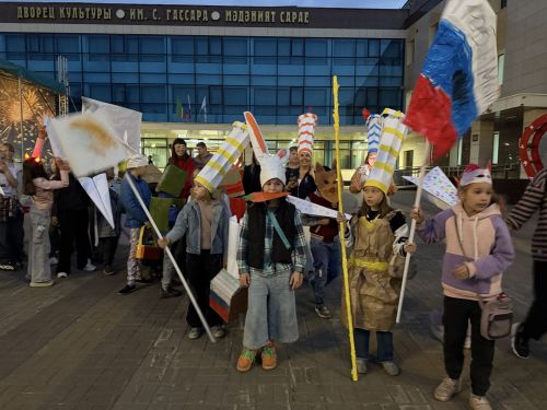 Карнавал красок и фантазии в Менделеевске: как дети превратились в героев фестиваля «Пастернаковские чтения»