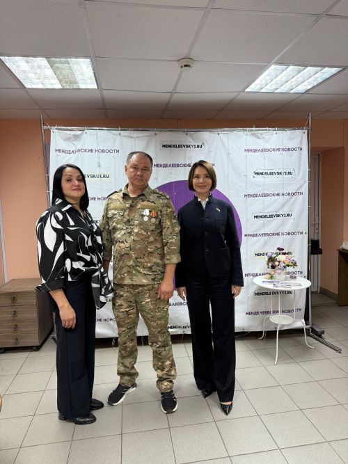 Депутат Альфия Когогина подарила подписку на «Менделеевские новости» жителям города