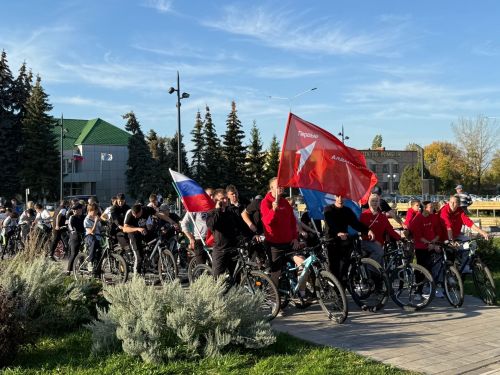 Яркий патриотический велопробег объединил жителей разных возрастов Менделеевска