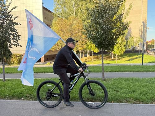 Яркий патриотический велопробег объединил жителей разных возрастов Менделеевска