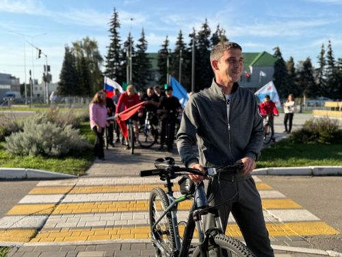 Яркий патриотический велопробег объединил жителей разных возрастов Менделеевска