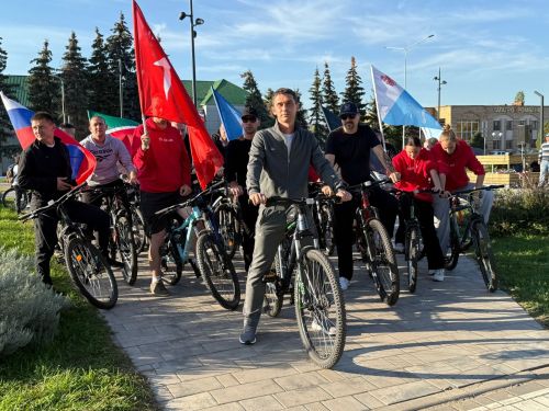 Яркий патриотический велопробег объединил жителей разных возрастов Менделеевска