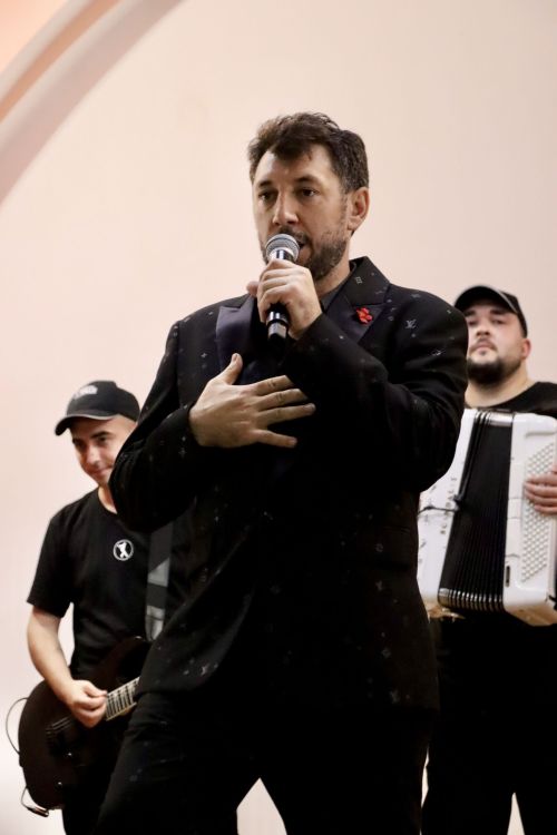Известный татарский певец Фирдус Тямаев зарядил патриотическим духом и энергетикой осуждённых и коллектив исправительной колонии в Менделеевске