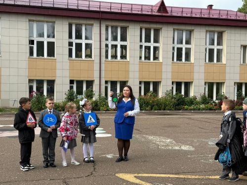 Первоклассники Менделеевска повторили правила дорожного движения