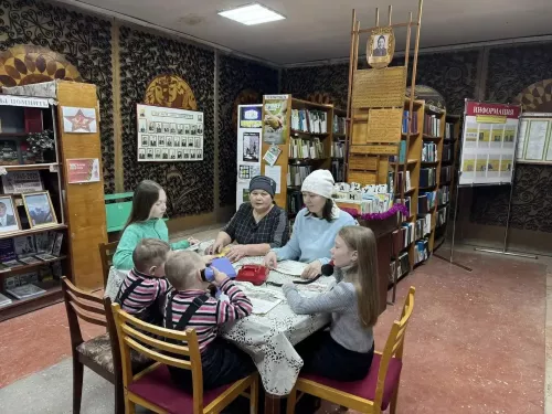 Столетие сказкам Чуковского: в Тойминской библиотеке открыли интерактивную выставку-айстоппер