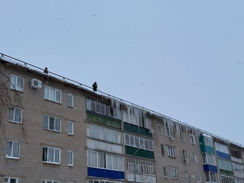 Уборка крыш от снега и наледи: сотрудники УК обеспечивают безопасность жителей Менделеевска