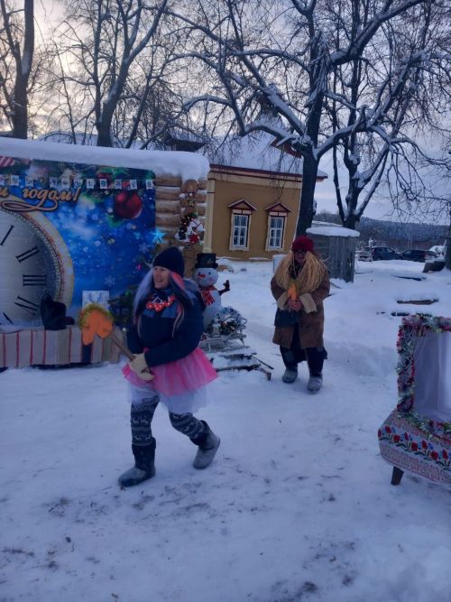 В селе Новый Кокшан зажглись ледяные фонари и ёлка