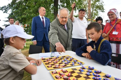 Менделеевцы поздравляют Минтимера Шаймиева с 89-летием