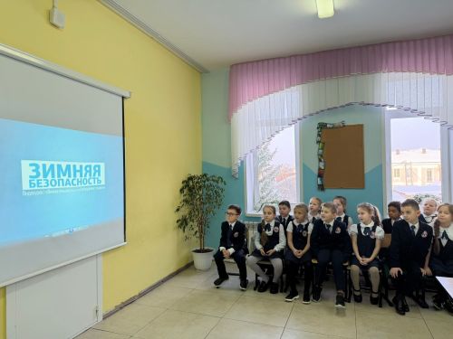 Зимние «дорожные ловушки»: для гимназистов Менделеевска провели урок по безопасности
