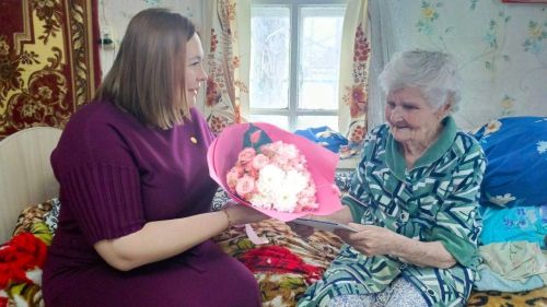 Труженица тыла и ветеран труда Галина Баранова из Менделеевска приняла поздравления с юбилеем