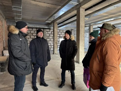 Роберт Искандаров проверил ход строительства мелководного бассейна в Менделеевске
