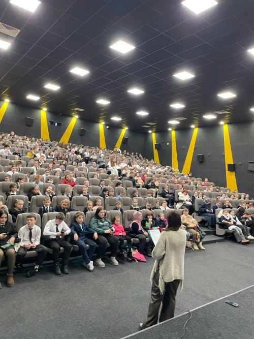 В честь Дня освобождения Ленинграда от фашистской блокады в кинотеатре «Юность» прошли показы фильма «Африка»