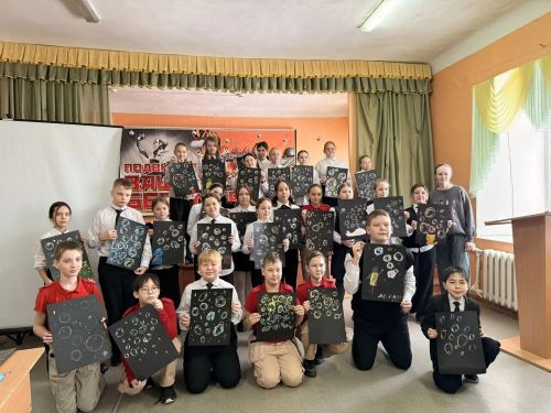Мыльные пузыри на чёрной бумаге: в менделеевской школе прошёл необычный открытый урок ИЗО