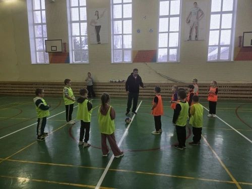 Первоклассники школы №1 Менделеевска приняли участие в «Футбольной карусели»