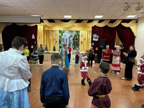 В Ижёвском СДК устроили весёлые рождественские посиделки для бабушек и внуков