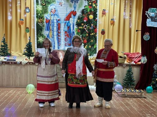 В Ижёвском СДК устроили весёлые рождественские посиделки для бабушек и внуков