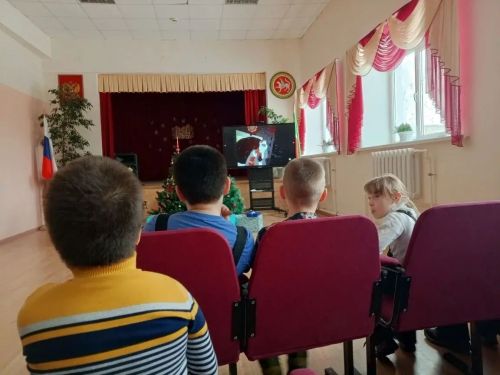 Советские мультфильмы подарили менделеевским школьникам новогоднее настроение