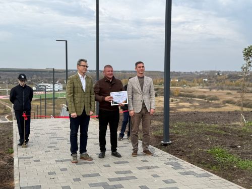 В Менделеевске открыли новый спуск к Центральному стадиону со смотровой площадкой