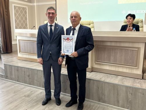 Роберт Искандаров вручил благодарственные письма меценатам района за помощь бойцам СВО