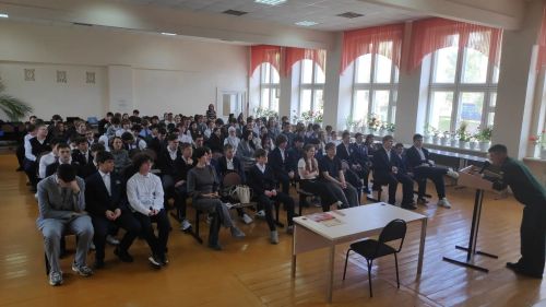 В школе №1 Менделеевска прошла встреча с курсантом танкового училища