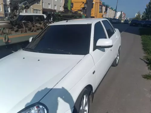 В Менделеевске эвакуировали автомобиль, припаркованный на тротуаре