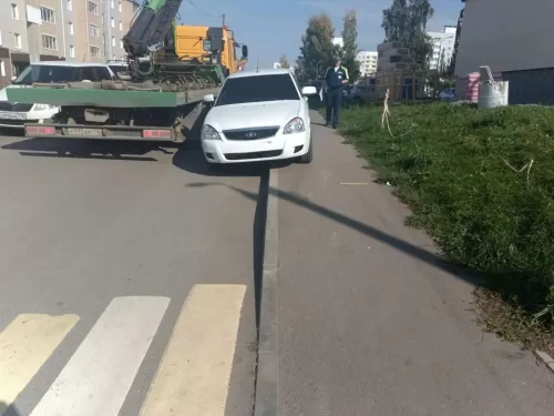 В Менделеевске эвакуировали автомобиль, припаркованный на тротуаре