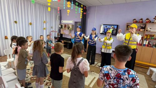 Отряд ЮИД из школы №2 провёл занятие по ПДД в детском саду «Светлячок»