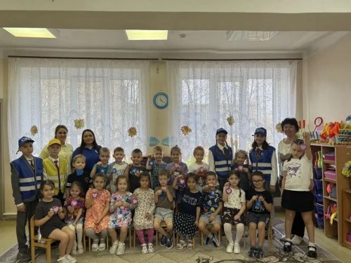Юные инспекторы движения провели занятие по ПДД в детском саду «Сказка»