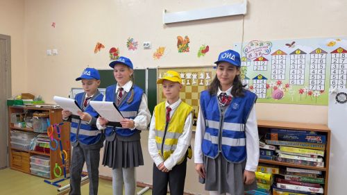 Юные инспекторы движения провели занятие по ПДД в детском саду «Сказка»