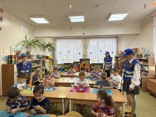 Юные инспекторы движения провели занятие по ПДД в детском саду «Сказка»