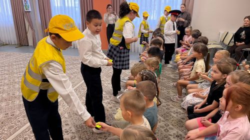 ЮИДовцы лицея №3 показали дошколятам спектакль о ПДД