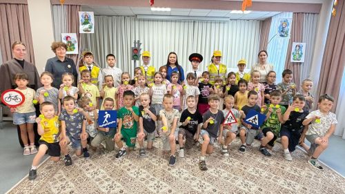 ЮИДовцы лицея №3 показали дошколятам спектакль о ПДД