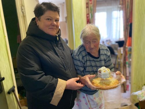 Глава Ижевского поселения навестила одиноких пожилых односельчан