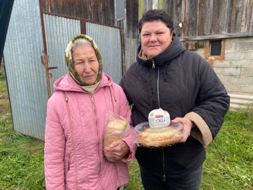 Глава Ижевского поселения навестила одиноких пожилых односельчан
